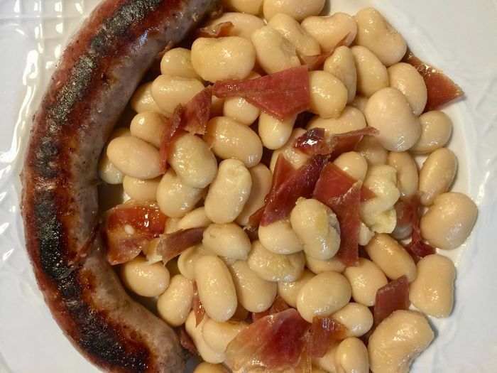 Plato combinado de butifarra con judiones y virutas de jamón ibérico