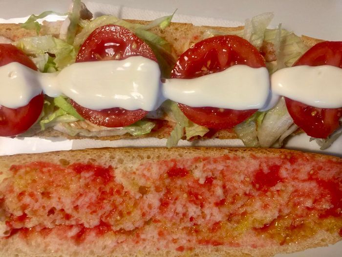 Bocadillo de pollo con lechuga, tomate y mayonesa